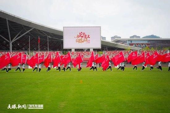 日前，电影《小丑》导演托德·菲利普斯在社交媒体分享了《小丑2》剧本，和华金·菲尼克斯正在阅读剧本的幕后照，透露了不少续集筹备阶段的讯息